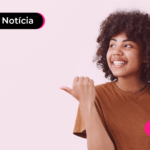 Jovem sorrindo enquanto aponta para o lado.
