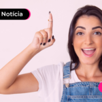 Jovem sorrindo após ler notícia sobre saque aniversário do FGTS.