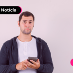 Homem com celular na mão ilustrando saque oline