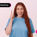 Pessoa sorrindo após ler notícia sobre sistema do consignado FGTS.