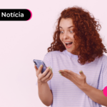 Jovem usando celular para ler notícia sobre FGTS.