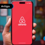 Celular com o app do Airbnb