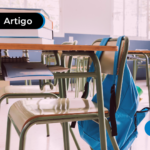 Cadeira e mochila na escola