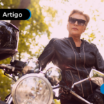 mulher idosa com o seu veículo depois de atingir o tempo de score que precisa para financiar uma moto