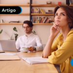 Trabalhadores sentados em uma mesa, pensando quanto tempo a empresa tem para pagar o dissidio​