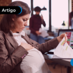 mulher gestante analisando folha de dados para saber quanto tempo preciso pagar inss para receber auxilio maternidade