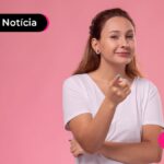 Mulher apontando o dedo
