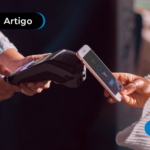 Pessoa pagando com apple pay