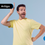 Homem fazendo pose com a mão na cintura e uma apontada para cima