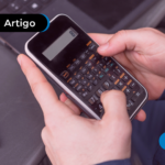Homem usando calculadora