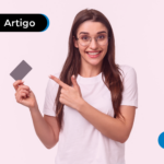 Mulher apontando para artão de crédito anuidade grátis para sempre