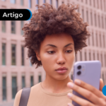 Mulher descobrindo como atualizar a carteira de trabalho digital