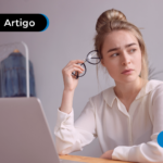 Moça mexendo no computador com expressão de duvida