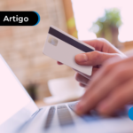 Pessoa passando dados do cartão para o computador