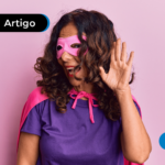 Mulher empolgada com fantasia pensando como ganhar dinheiro no carnaval