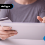 Pessoa passando os dados do cartão para o tablet