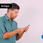 Pessoa no celular procurando como ver meu contrato de trabalho na carteira digital​