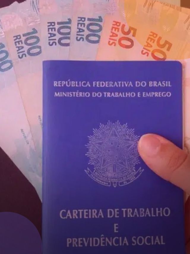 Pessoa segurando uma carteira de trabalho e notas de dinheiro