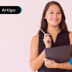 Estagiaria pesquisando no tablet sobre consignado privado