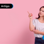 Mulher apontando para o lado