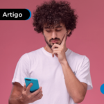 Homem pesquisando no celular sobre consignado privado