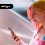 Mulher mexendo no celular