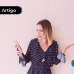 Mulher em duvida ao celular