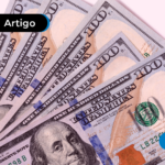 Dolar espalhado em mesa.