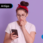 Mulher olhando o celular e pensando se fevereiro tem feriado