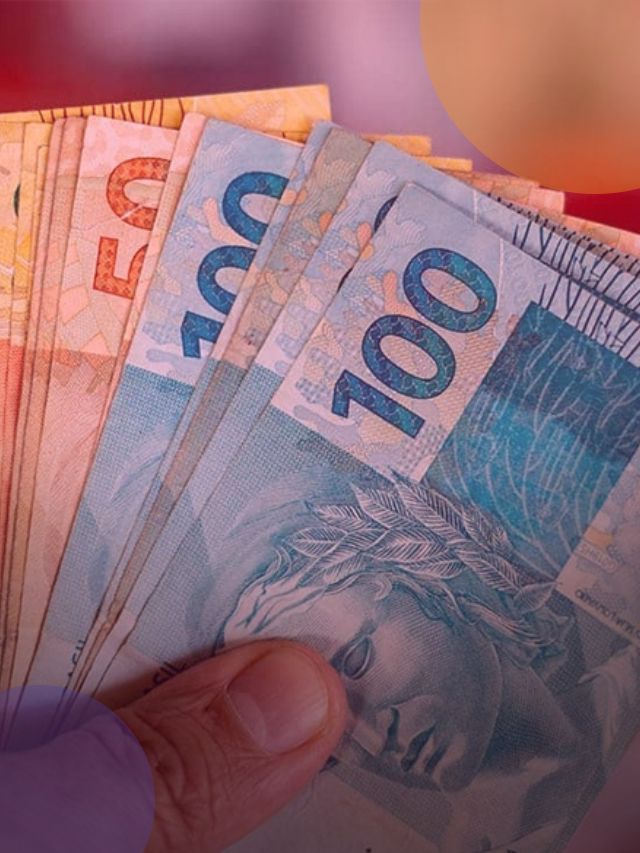 Pessoa segurando notas de cem e cinquenta reais.