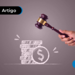 Uma mão segurando um martelo sobre uma pilha de moedas