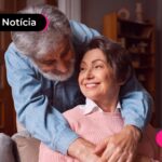 Casal de idosos se abraçando