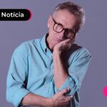 Idoso com a mão apoiada no queixo