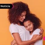 Mãe e filha abraçadas