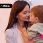 Mãe com o filho no colo