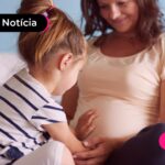 Criança fazendo carinho em mãe gravida