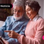 Casal de idosos mexendo no tablet