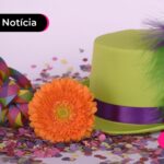 Acessórios de carnaval espalhados em mesa.