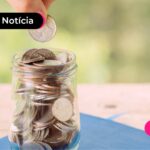 Pessoa pondo dinheiro em um pote