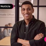 Trabalhador CLT sorrindo após ler notícia sobre consignado privado.