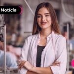 Mulher pousando para foto em uma fabrica