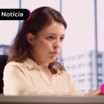 Mulher CLT trabalhando no computador