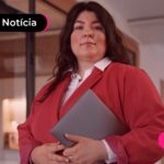 trabalhadora CLT com pasta na mão