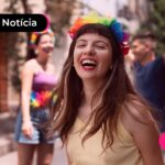 Jovem sorrindo pulando carnaval em 2025.