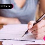 Pessoa assinalando prova