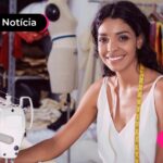 Pessoa sorrindo após após ler notícia sobre contrata mais brasil.
