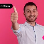 pessoa fazendo sinal de positivo