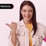 Mulher apontado para o lado sorrindo