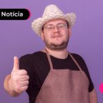 homem com chapeu dando joia