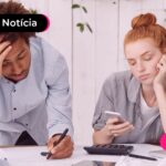 Homem e mulher ao celular com cara de aborrecimento.